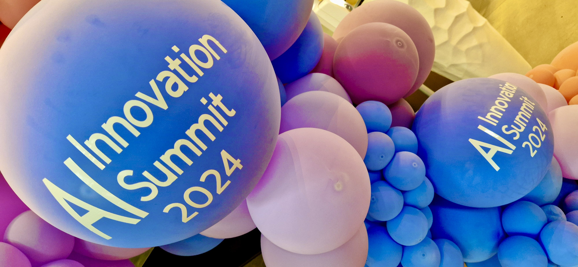 Bunte Luftballons mit Aufschrift AI Summit 2024