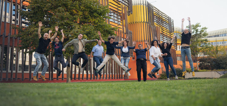 Plan2net Team springt gemeinsam auf dem Campus der WU Wien in die Luft